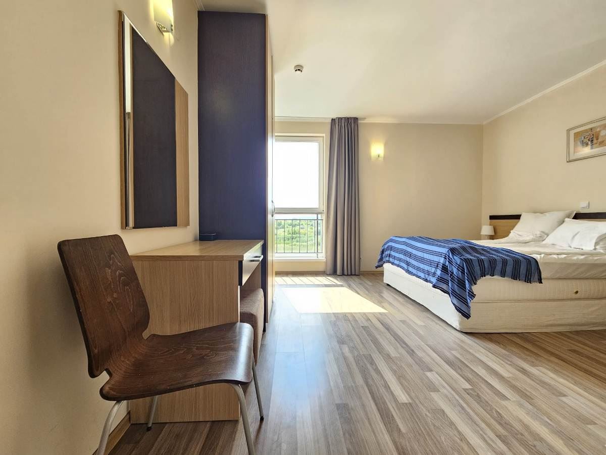 Luksusowy apartament z trzema sypialniami na pierwszej linii brzegowej w Obzorze – panoramiczny widok na morze i góry