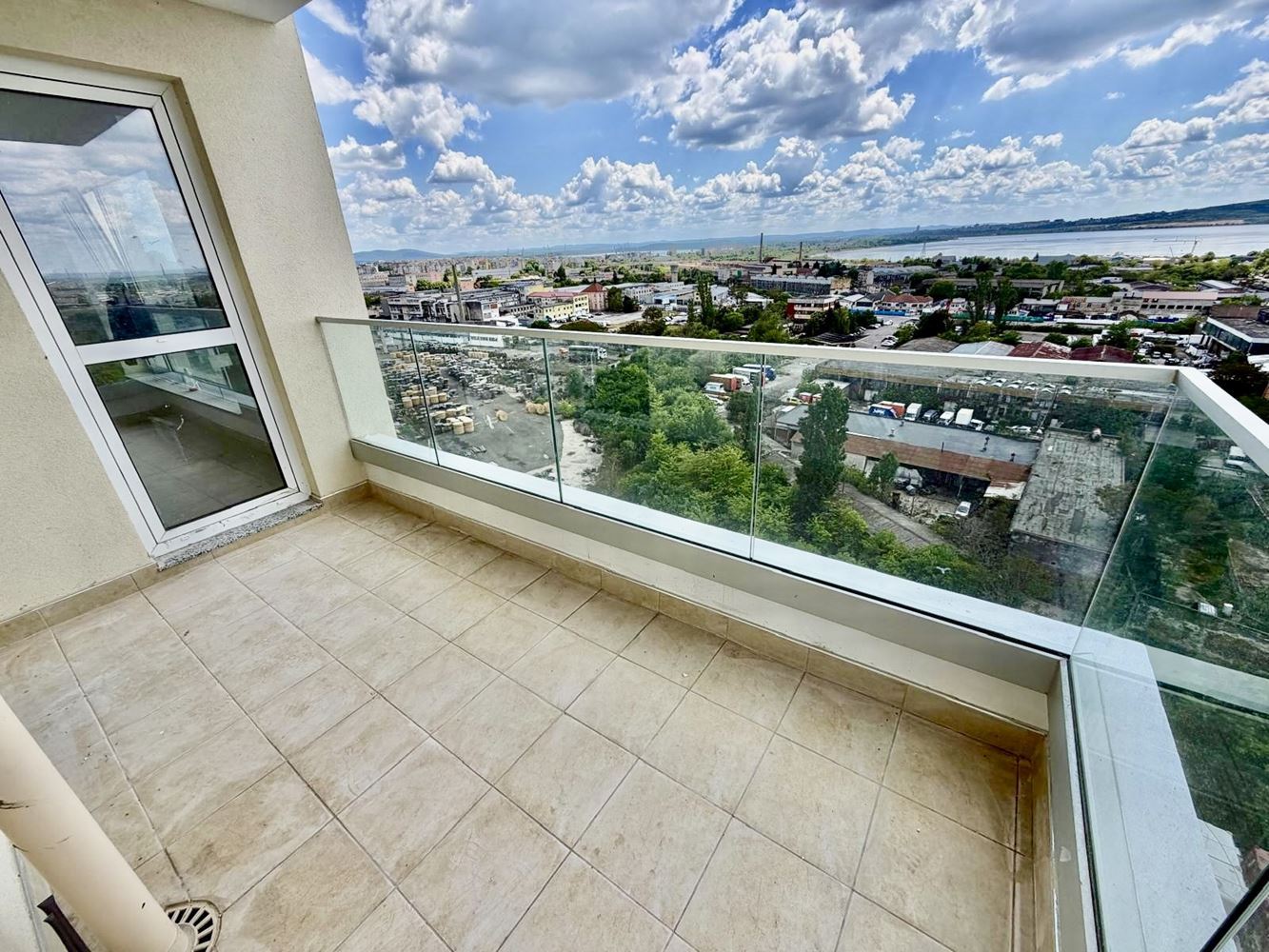 Nowoczesny apartament z dwiema sypialniami i widokiem na jezioro w Burgas. Z miejscem parkingowym!