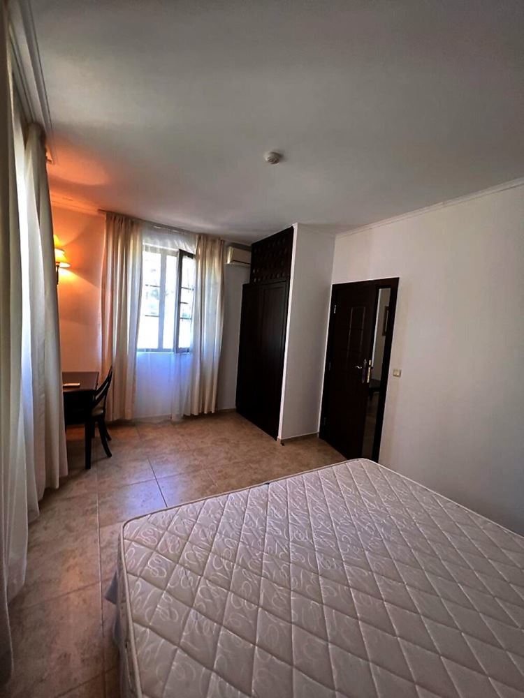 Apartament z jedną sypialnią w pierwszej linii brzegowej w Obzorze – nadmorski komfort, udogodnienia SPA i spokój wśród zieleni
