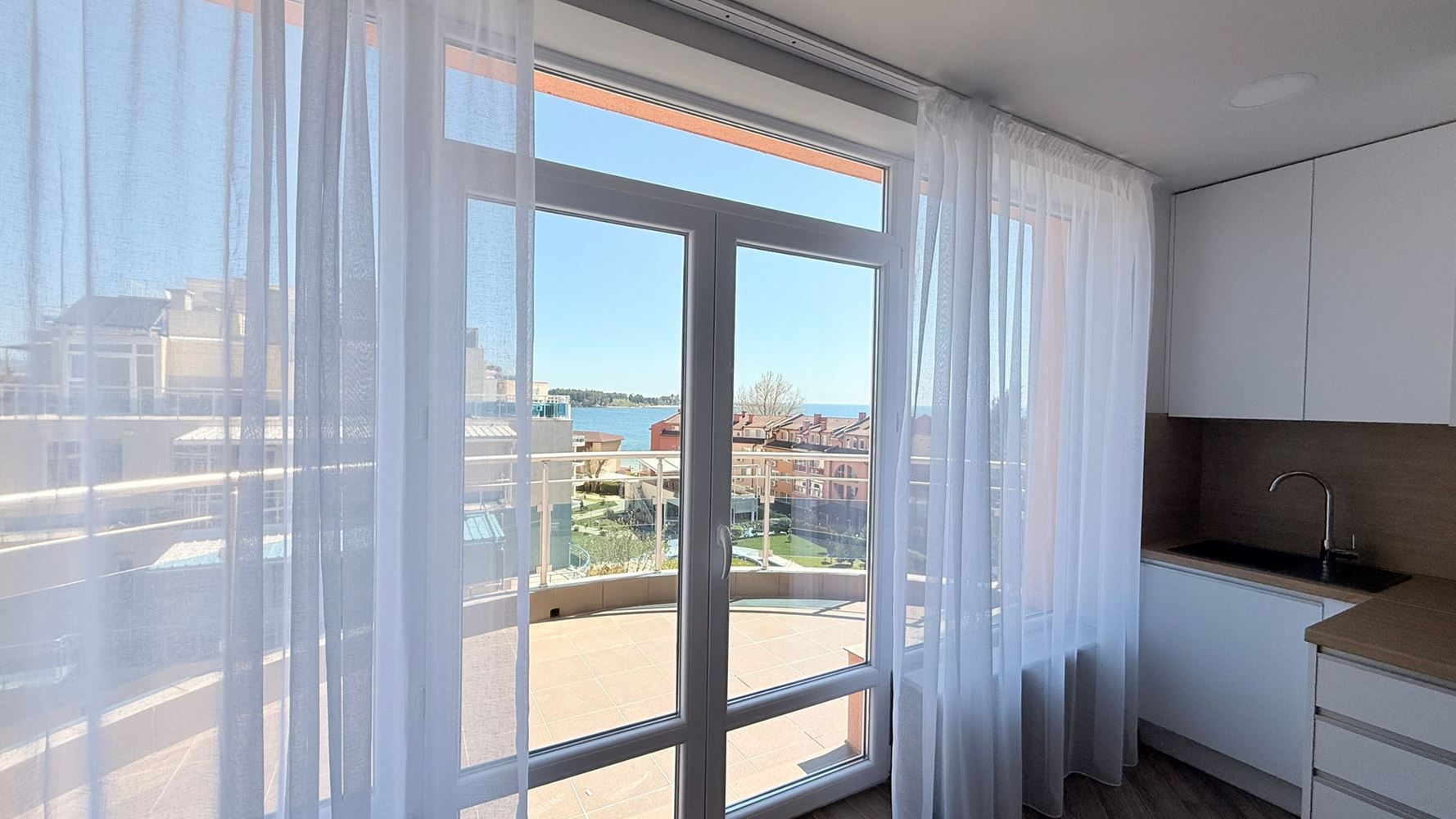 Luksusowy apartament z trzema sypialniami na pierwszej linii w Rawdzie – przestrzeń, prestiż i imponująca morska panorama