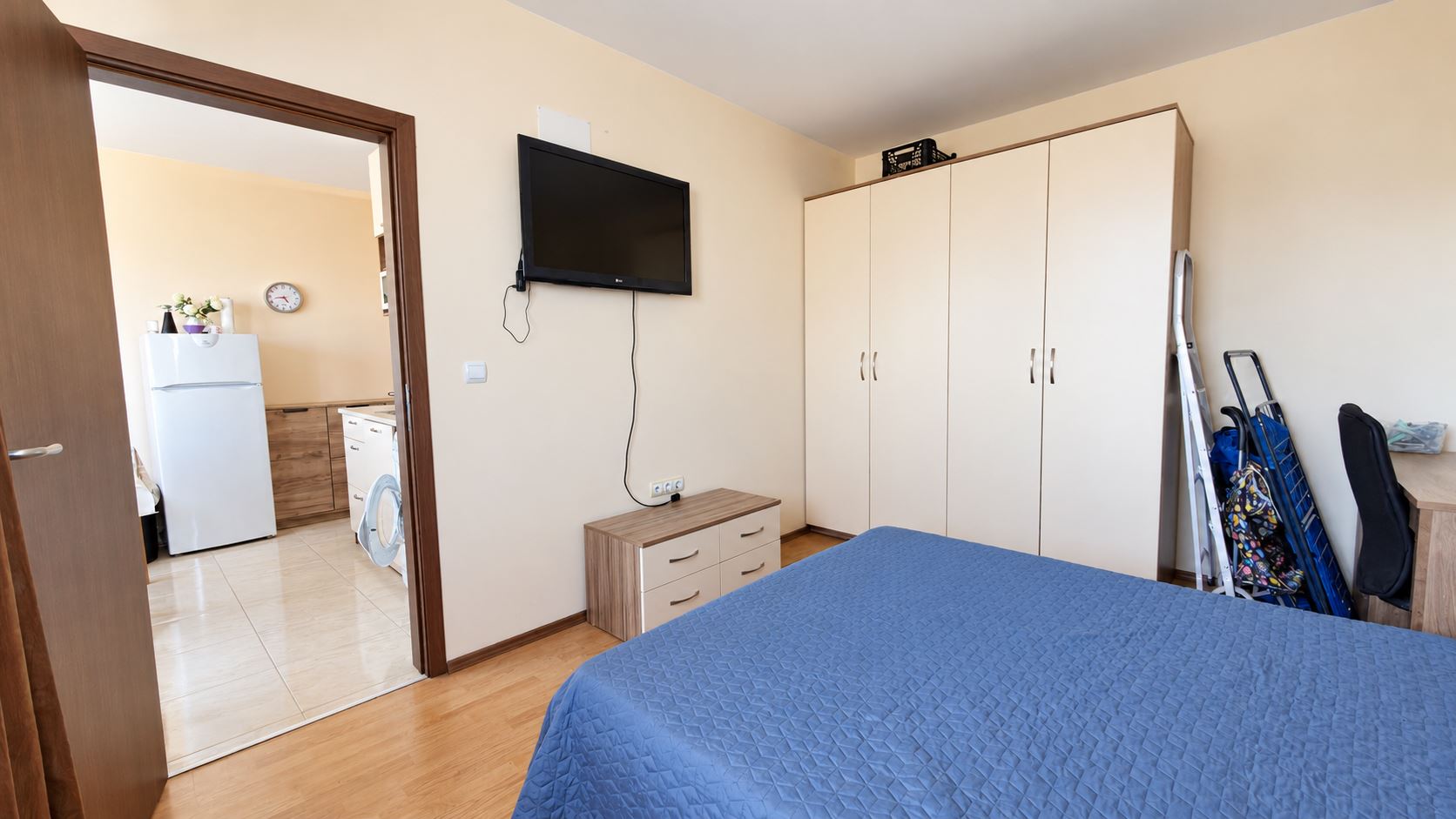 Przytulny, niewielki apartament z jedną sypialnią w kompleksie z basenem i całodobową ochroną