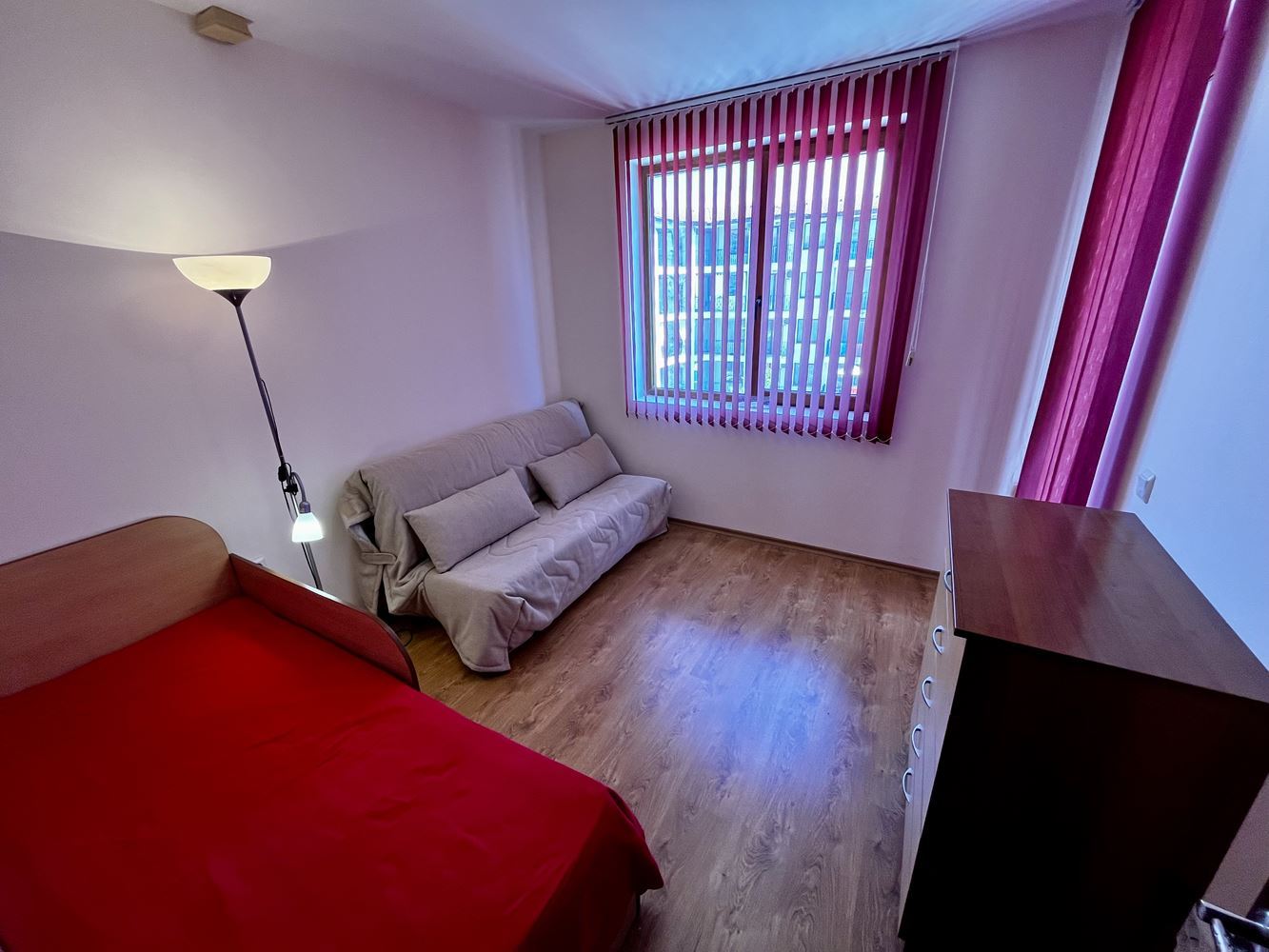 Morski komfort i spokój w pobliżu Nesebyru! Umeblowany apartament z jedną sypialnią z widokiem na basen w luksusowym zamkniętym kompleksie