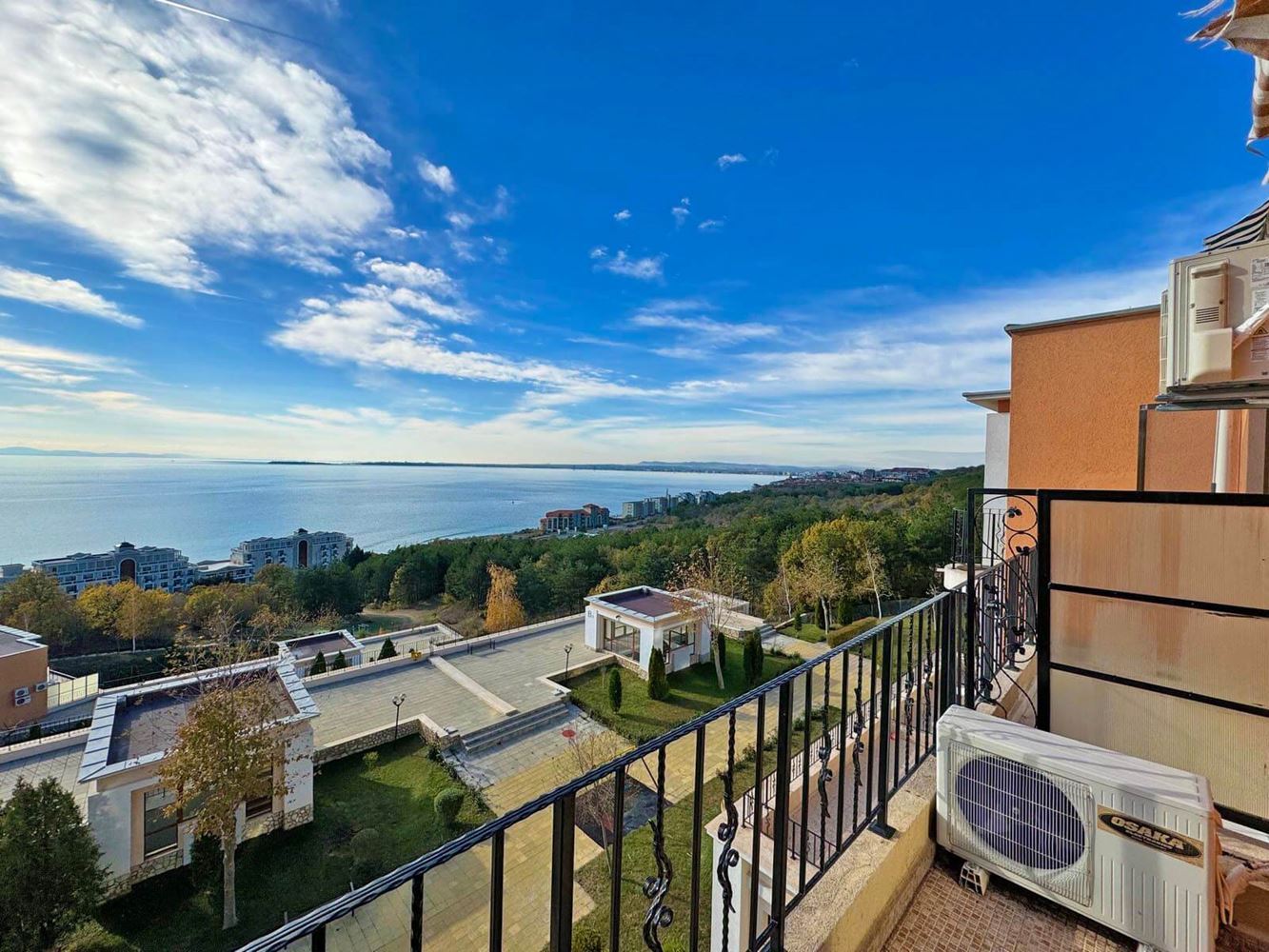 Przestronny apartament z dwiema sypialniami z panoramicznym widokiem na morze i góry – gotowy do zamieszkania