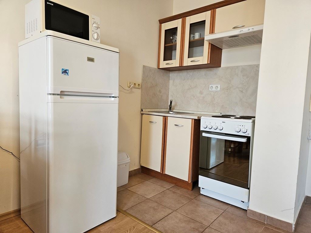 W pełni umeblowane mieszkanie z jedną sypialnią na najwyższym piętrze w Sunny Beach – widok na basen i luksusowa atmosfera