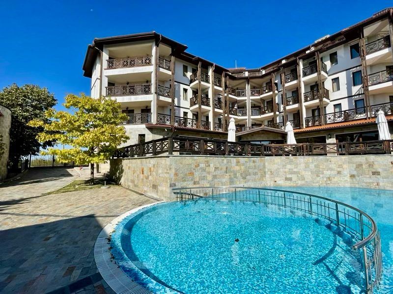 Przestronne w pełni umeblowane studio z widokiem na basen w Słonecznym Brzegu – komfort, spokój i doskonała inwestycja