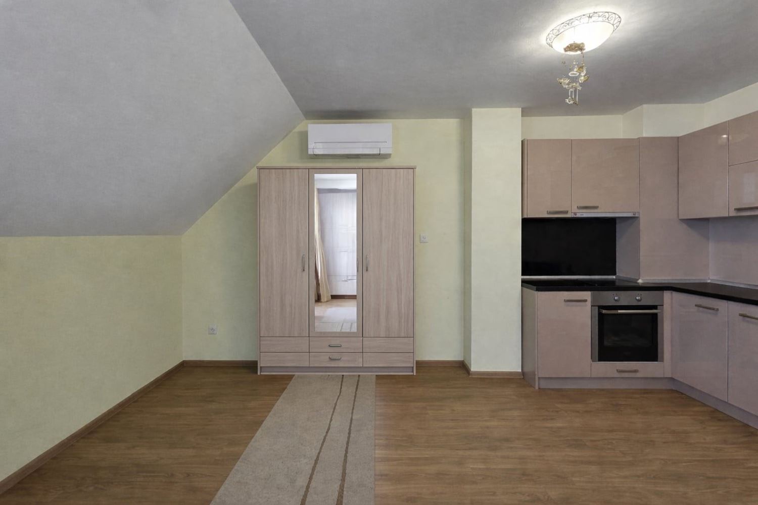 Przestronne mieszkanie z jedną sypialnią z panoramicznym widokiem na solanki i morze w mieście Pomorie