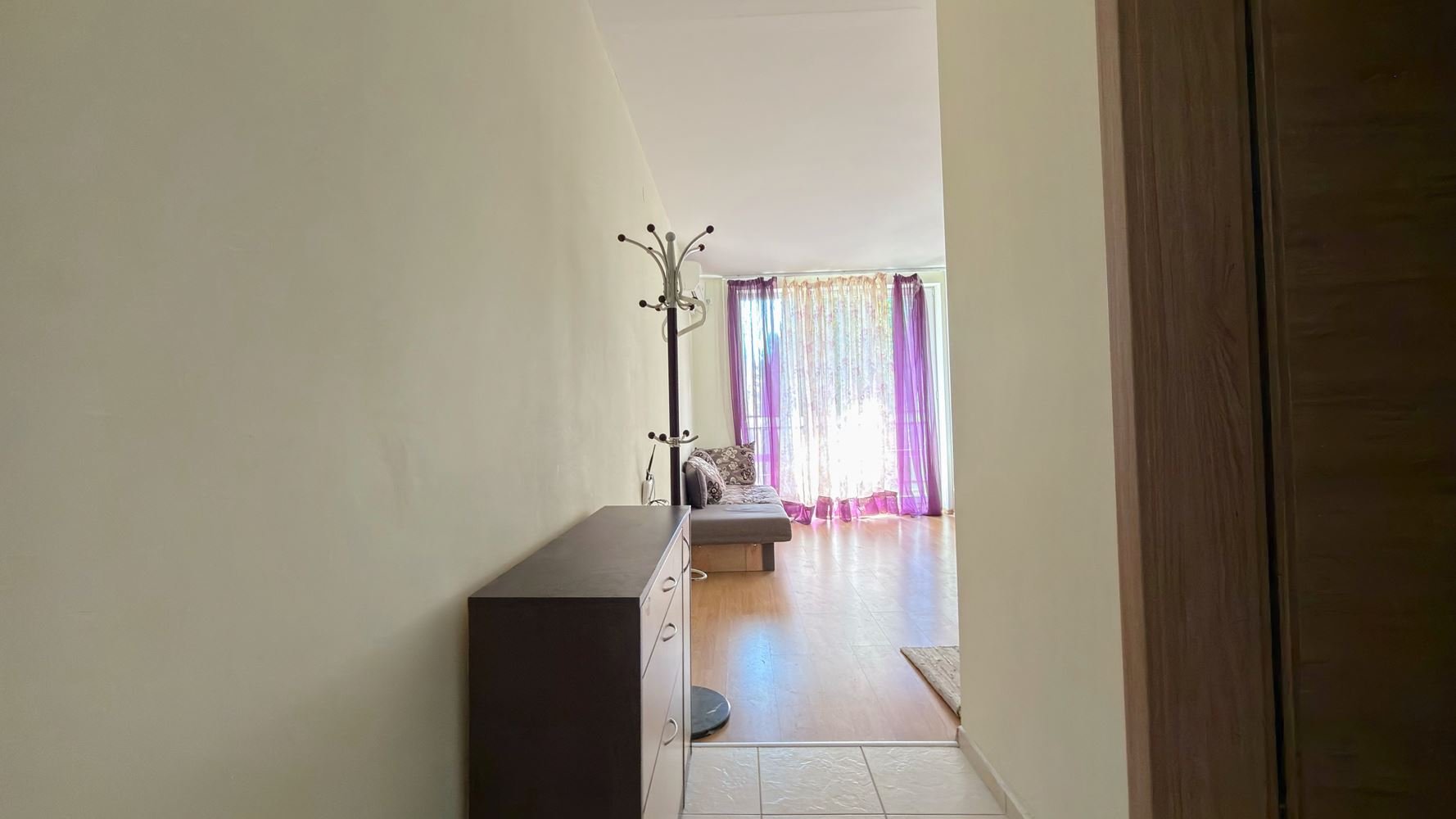 Przestronne studio z tarasem w nowoczesnym kompleksie w Słonecznym Brzegu – komfort i rozrywka w odległości krótkiego spaceru od morza