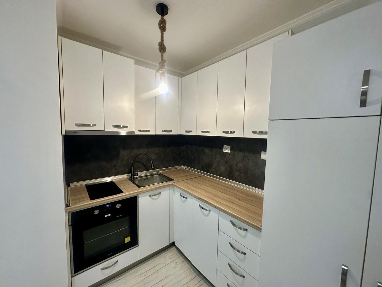 Przestronne studio na parterze z tarasem i możliwością przerobienia na mieszkanie z jedną sypialnią – tylko 300 m od morza