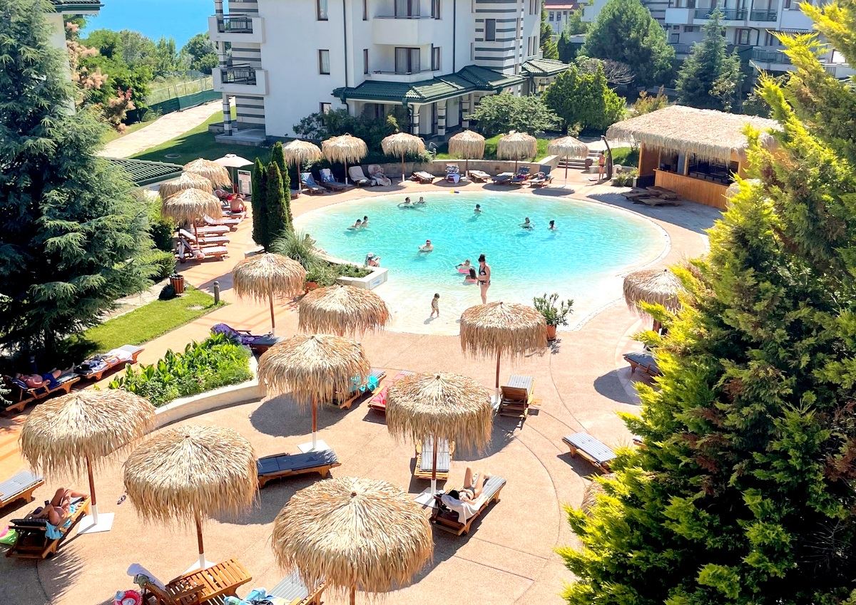 Mieszkanie dwupokojowe (z jedną sypialnią) w pierwszej linii morza w Ravda – luksus, natura i widok na basen