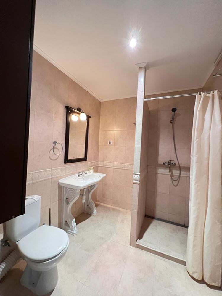 Apartament z jedną sypialnią w pierwszej linii brzegowej w Obzorze – nadmorski komfort, udogodnienia SPA i spokój wśród zieleni
