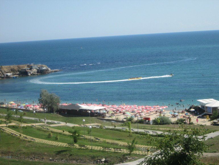 Przestronny apartament z dwiema sypialniami zaledwie kilka metrów od plaży w Rawdzie