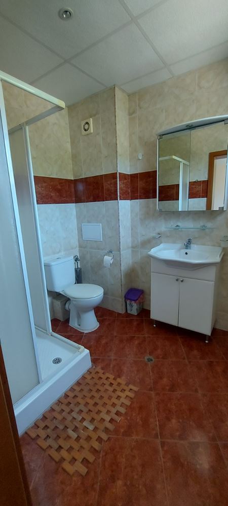 Przestronny apartament z dwiema sypialniami i widokiem na morze w pierwszej linii brzegowej – gotowy do zamieszkania