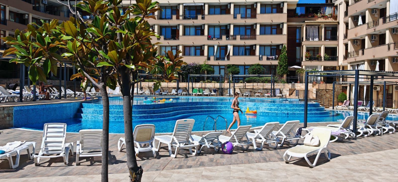 Doskonała okazja w Świętym Własie – umeblowany przestronny apartament z jedną sypialnią blisko plaży