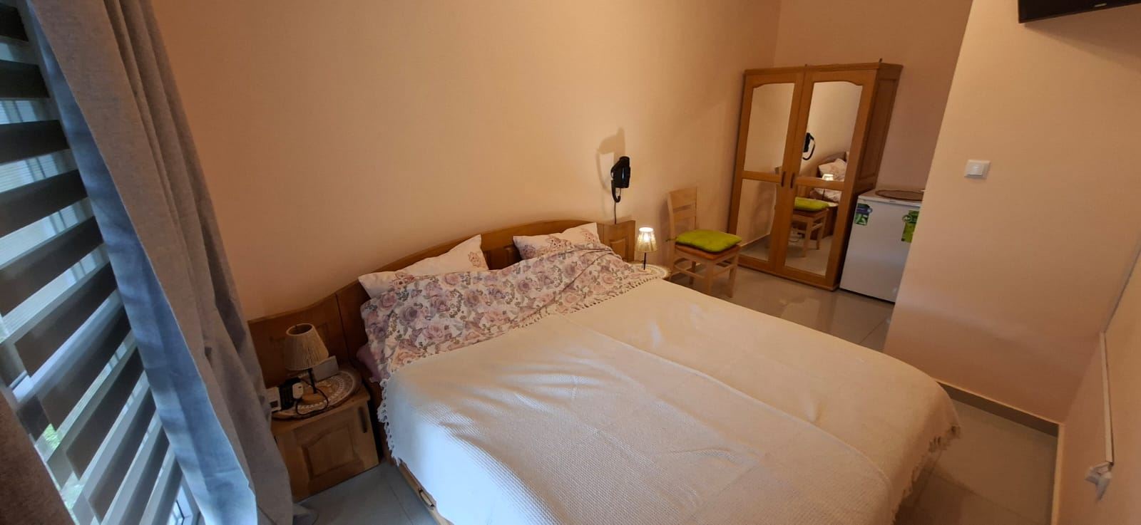 Komfort i funkcjonalność nad morzem – w pełni umeblowany apartament z jedną sypialnią w Świętym Własie