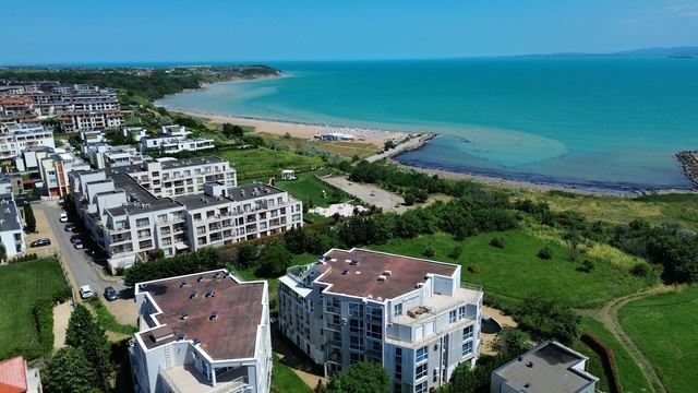 Dwupokojowe mieszkanie w pierwszej linii w Sarafowie – komfort, styl i morska atmosfera w kompleksie