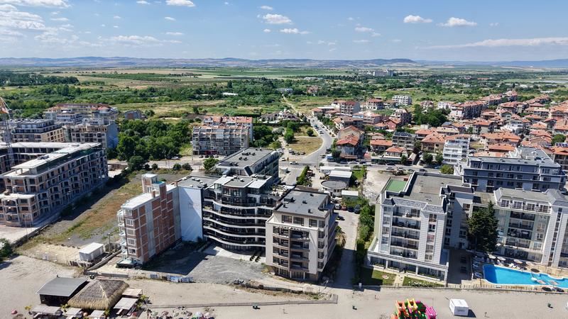 Mieszkanie dwupokojowe w pierwszej linii brzegowej w Pomorie – nowoczesna architektura, panoramiczne widoki na morze i doskonała lokalizacja!