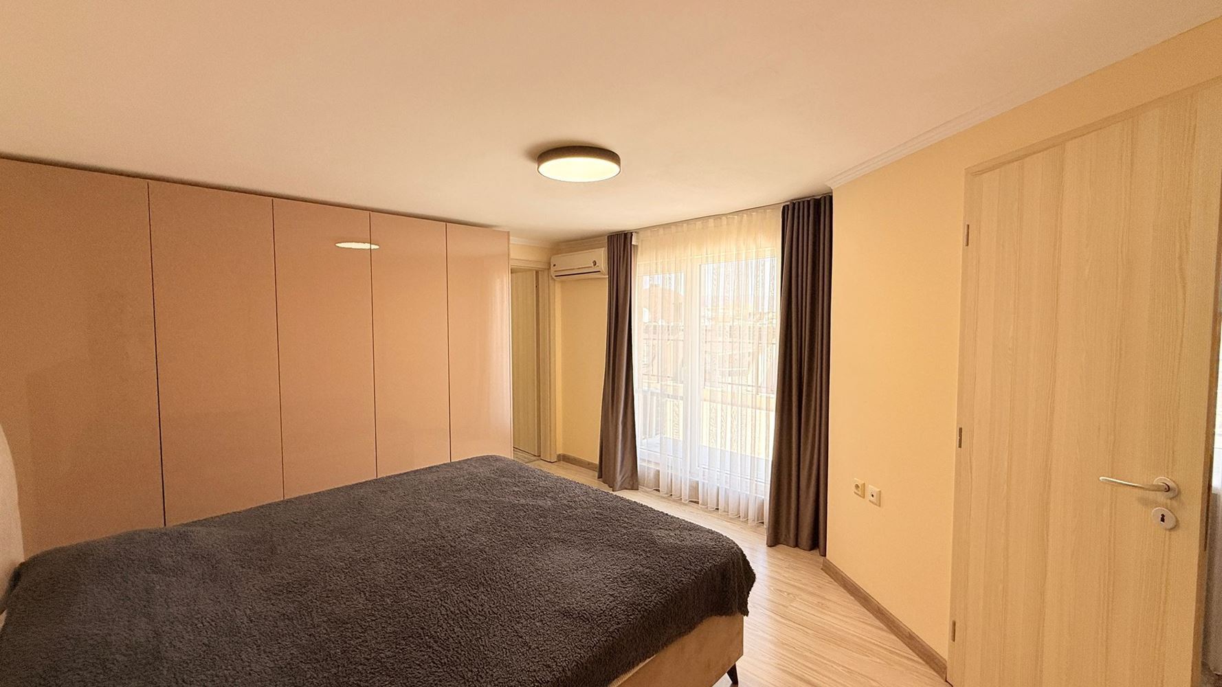 Luksusowy apartament dwupoziomowy z trzema sypialniami w sercu Słonecznego Brzegu – przestrzeń, styl i komfort na dwóch poziomach