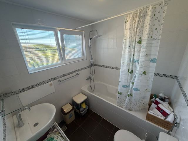 Przestronny apartament z 2 sypialniami w pierwszej linii brzegowej z frontalnym panoramicznym widokiem na morze