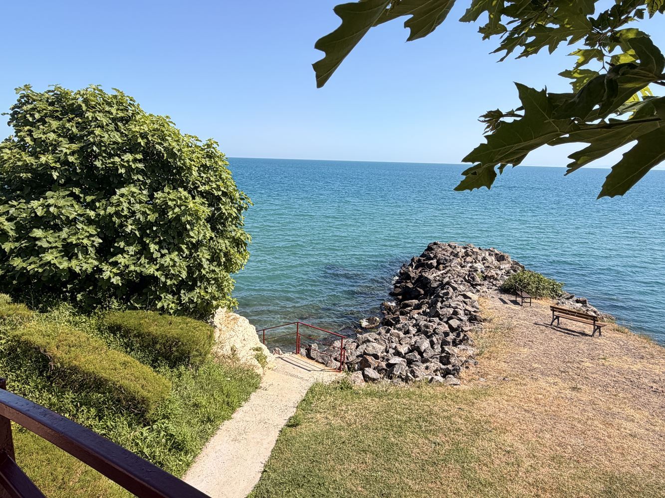 Apartament w absolutnie pierwszej linii w Świętym Własie! Przestronny apartament z jedną sypialnią z pięknym widokiem na morze