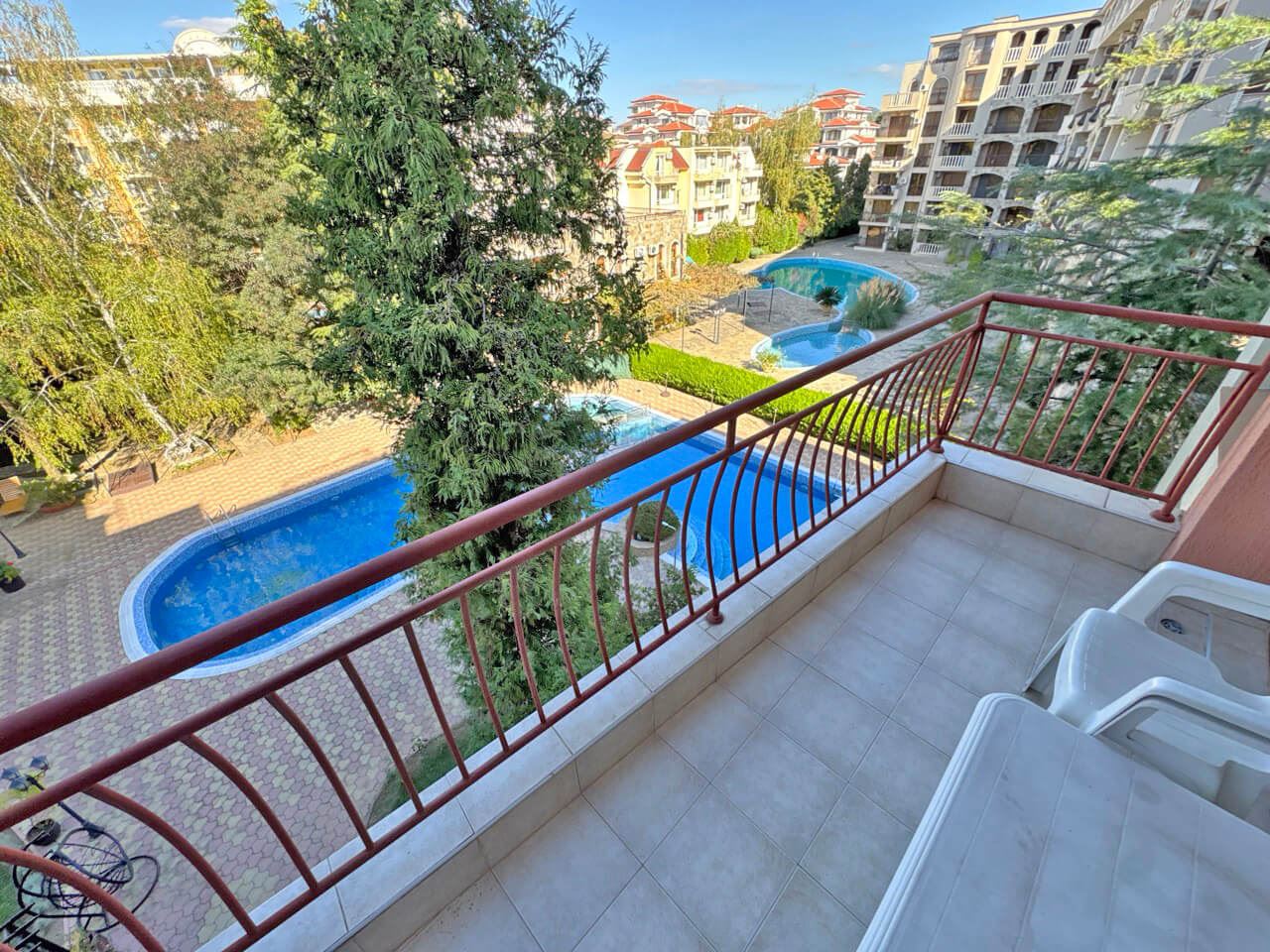 Umeblowany apartament z widokiem na basen w spokojnej, zielonej okolicy Słonecznego Brzegu