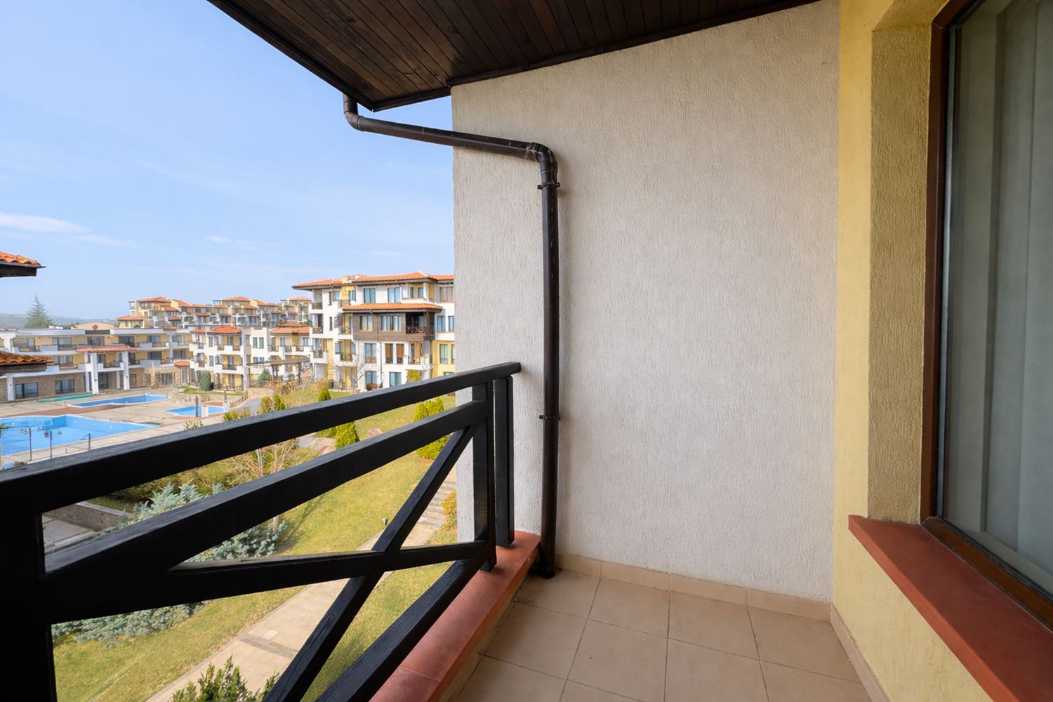 Apartament trzypokojowy z widokiem na morze i prywatną plażą w prestiżowym kompleksie w Czernomorcu