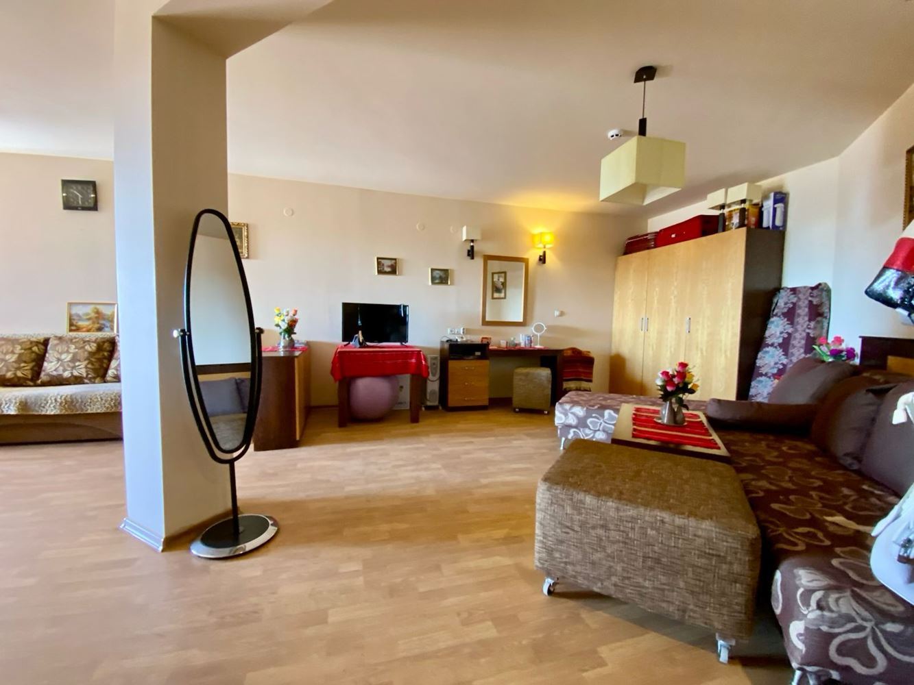 Przestronne w pełni umeblowane studio z widokiem na basen w Słonecznym Brzegu – komfort, spokój i doskonała inwestycja