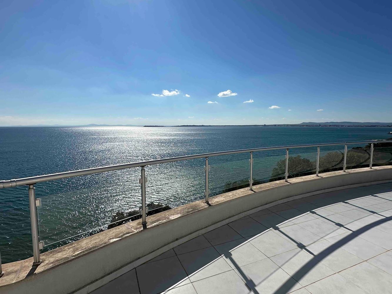 Pierwsza linia brzegowa w Sveti Vlas – imponujący apartament dwupoziomowy z trzema sypialniami, panoramicznym widokiem i ogromnym tarasem