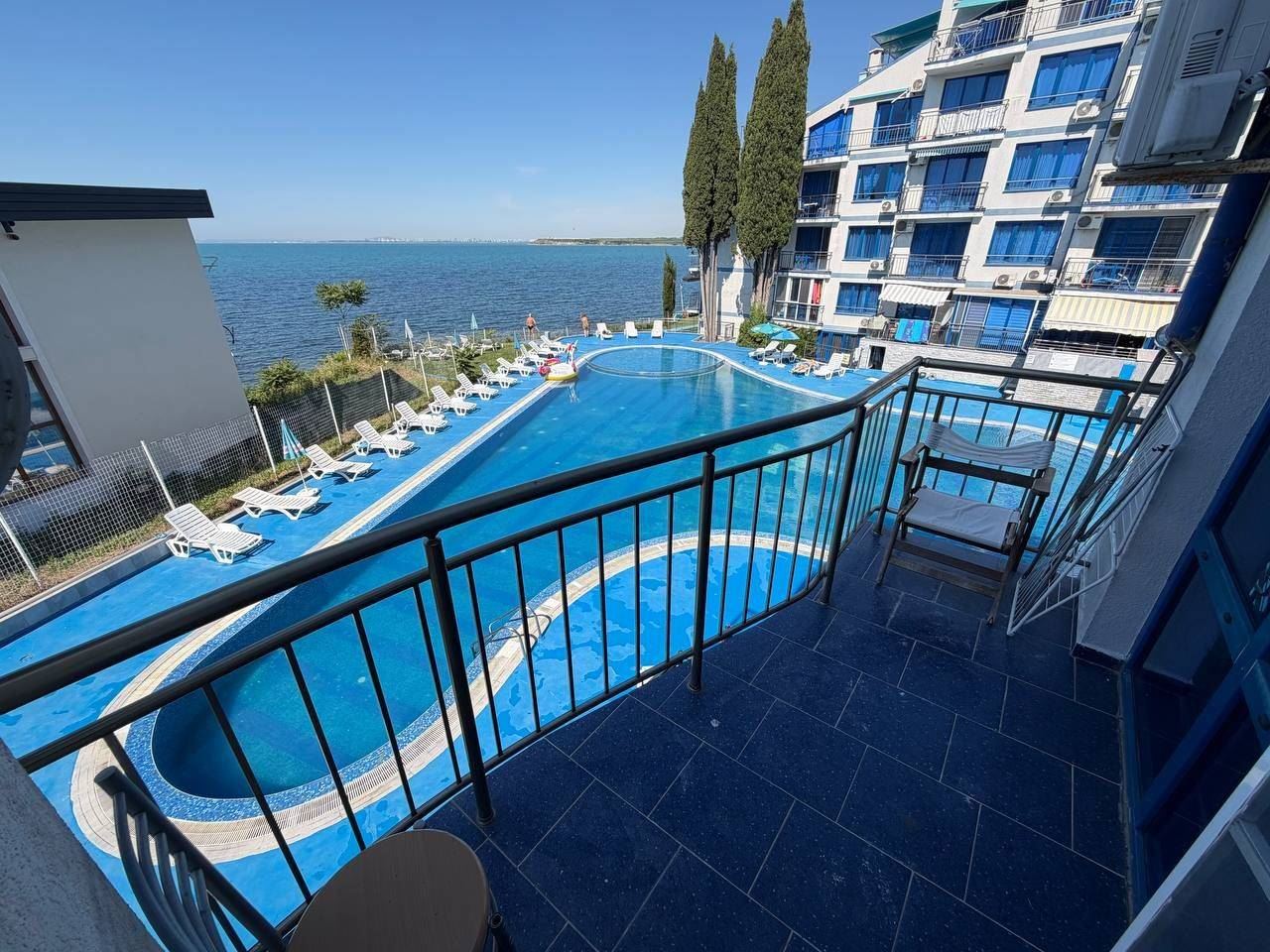Apartament z jedną sypialnią na pierwszej linii brzegowej w Pomorie – panoramiczny widok na morze i basen