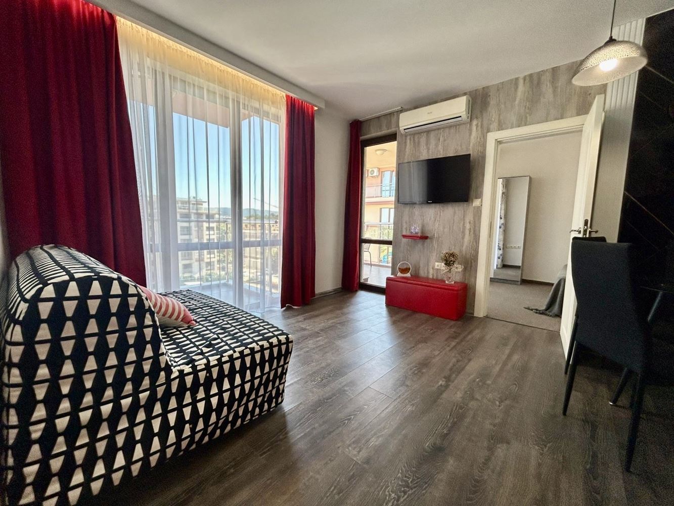 Apartament z jedną sypialnią i dwoma przestronnymi tarasami w Słonecznym Brzegu – w pełni umeblowany i gotowy do użytkowania