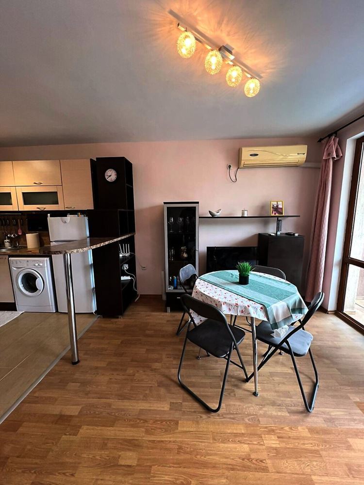 Przestronne studio z widokiem na basen w Słonecznym Brzegu – w pełni umeblowane
