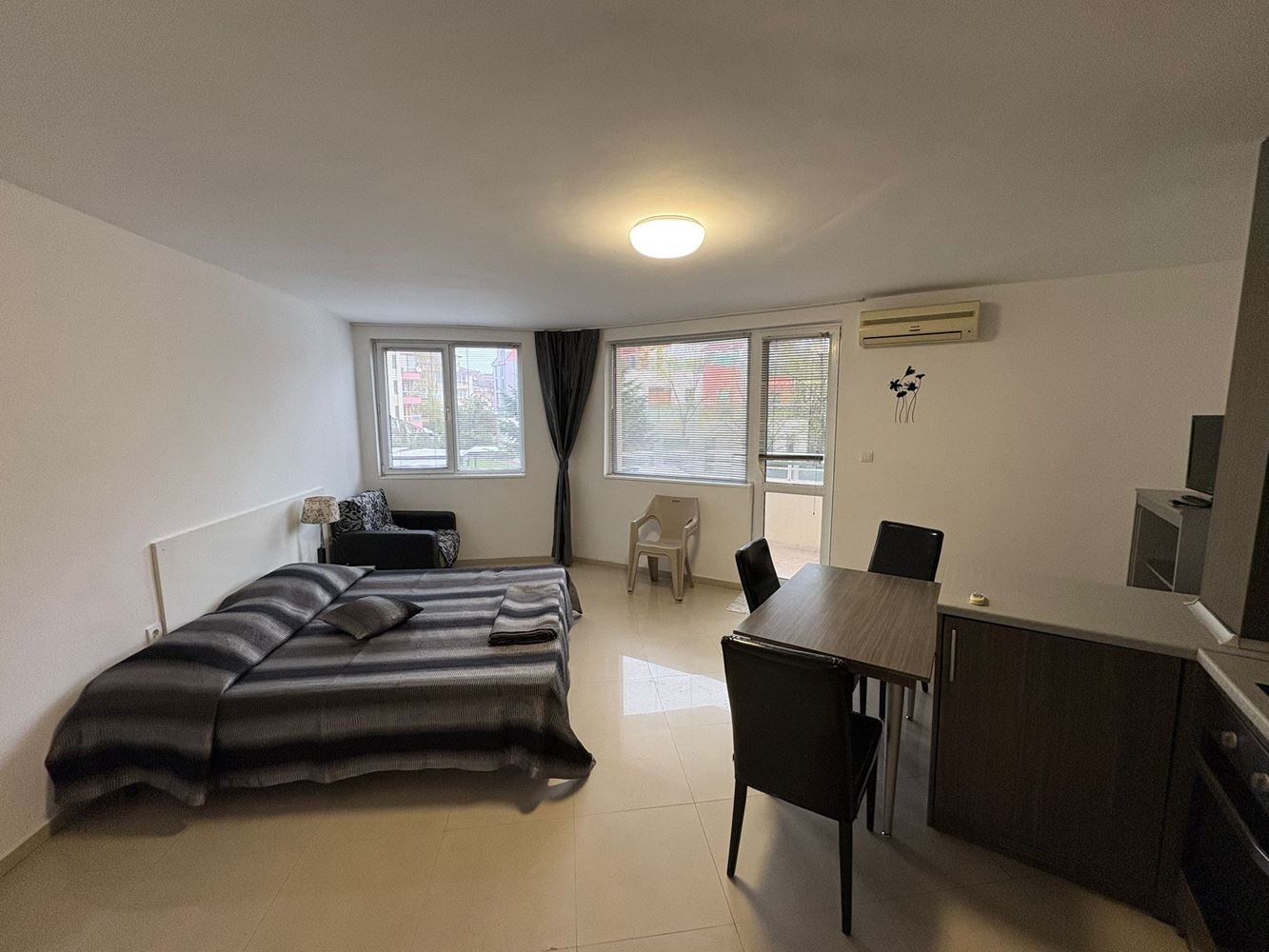  Przestronna, w pełni umeblowana kawalerka w Pomorie – ekspozycja wschodnia i doskonała lokalizacja 400 m od morza