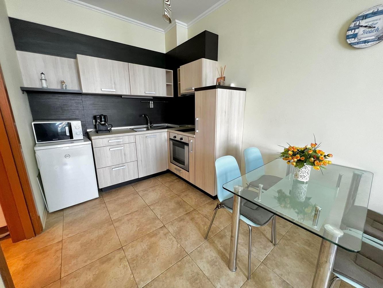 Apartament z jedną sypialnią w pierwszej linii brzegowej z widokiem na morze w Nesebyrze, 500 m od Starego Miasta