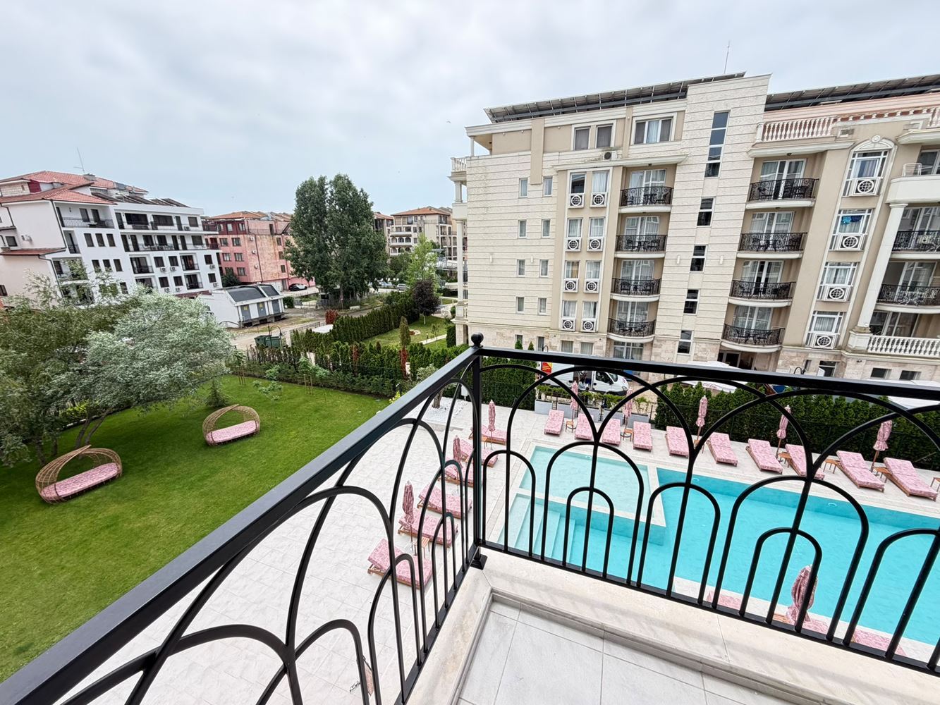 Słoneczny Brzeg – przytulny apartament z jedną sypialnią, ekspozycją południową i pięknym widokiem na basen