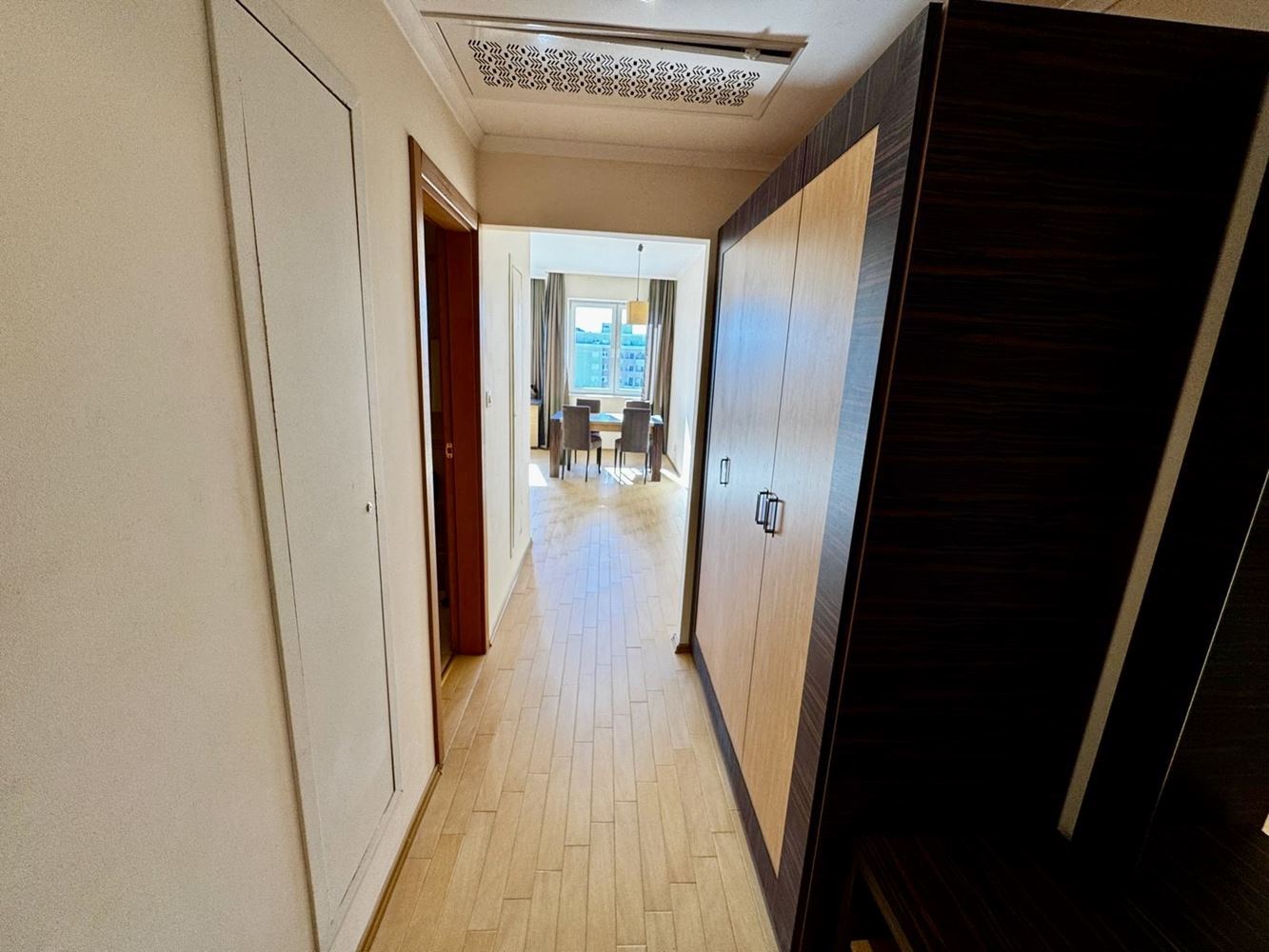 Przestronny apartament z jedną sypialnią, dużym tarasem i panoramicznym widokiem na morze