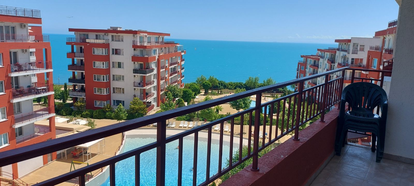 Przestronny apartament z dwiema sypialniami i widokiem na morze w pierwszej linii brzegowej – gotowy do zamieszkania