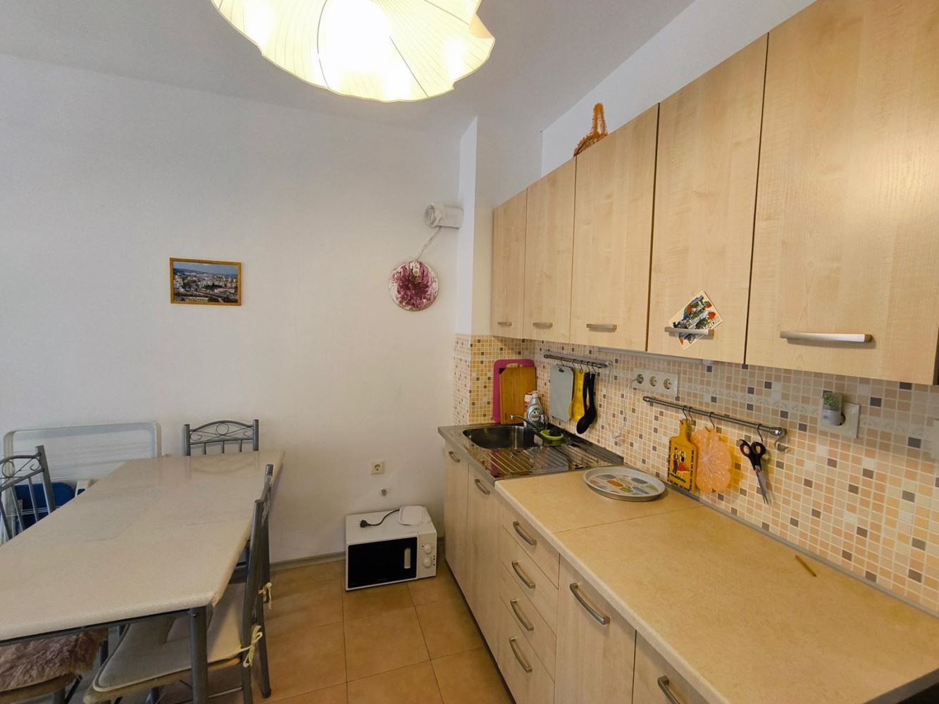 Przestronne i jasne studio w Pomorie – centralna lokalizacja, niskie koszty i doskonała inwestycja