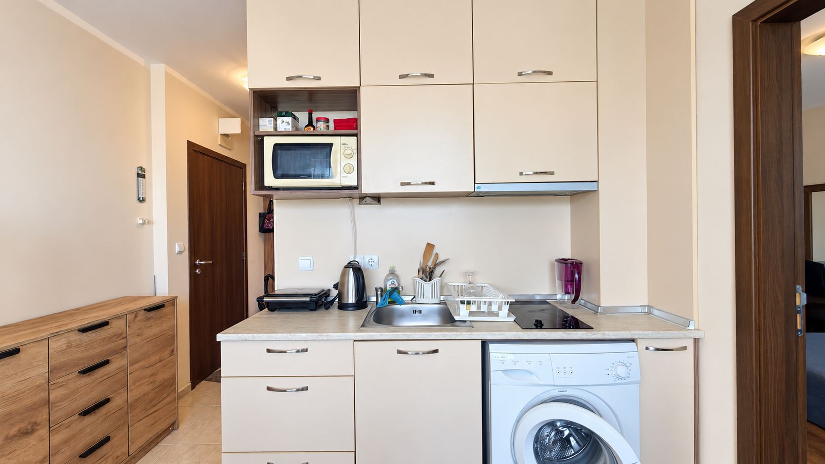 Przytulny, niewielki apartament z jedną sypialnią w kompleksie z basenem i całodobową ochroną