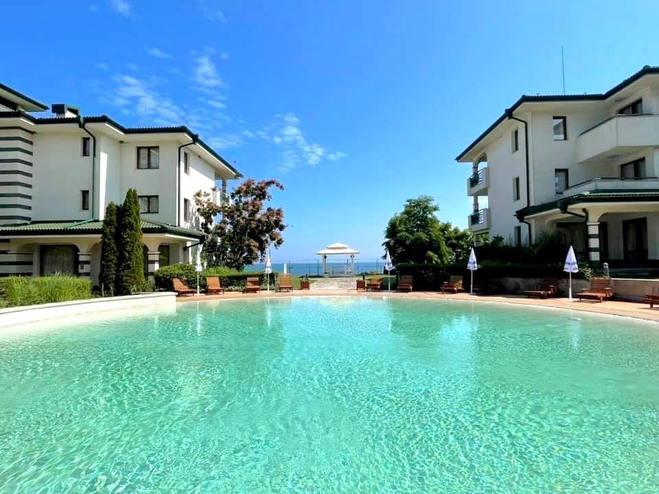 Mieszkanie dwupokojowe (z jedną sypialnią) w pierwszej linii morza w Ravda – luksus, natura i widok na basen