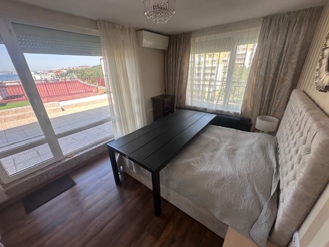Penthouse z panoramicznym widokiem na morze i prywatnym dostępem do plaży w Sveti Vlas