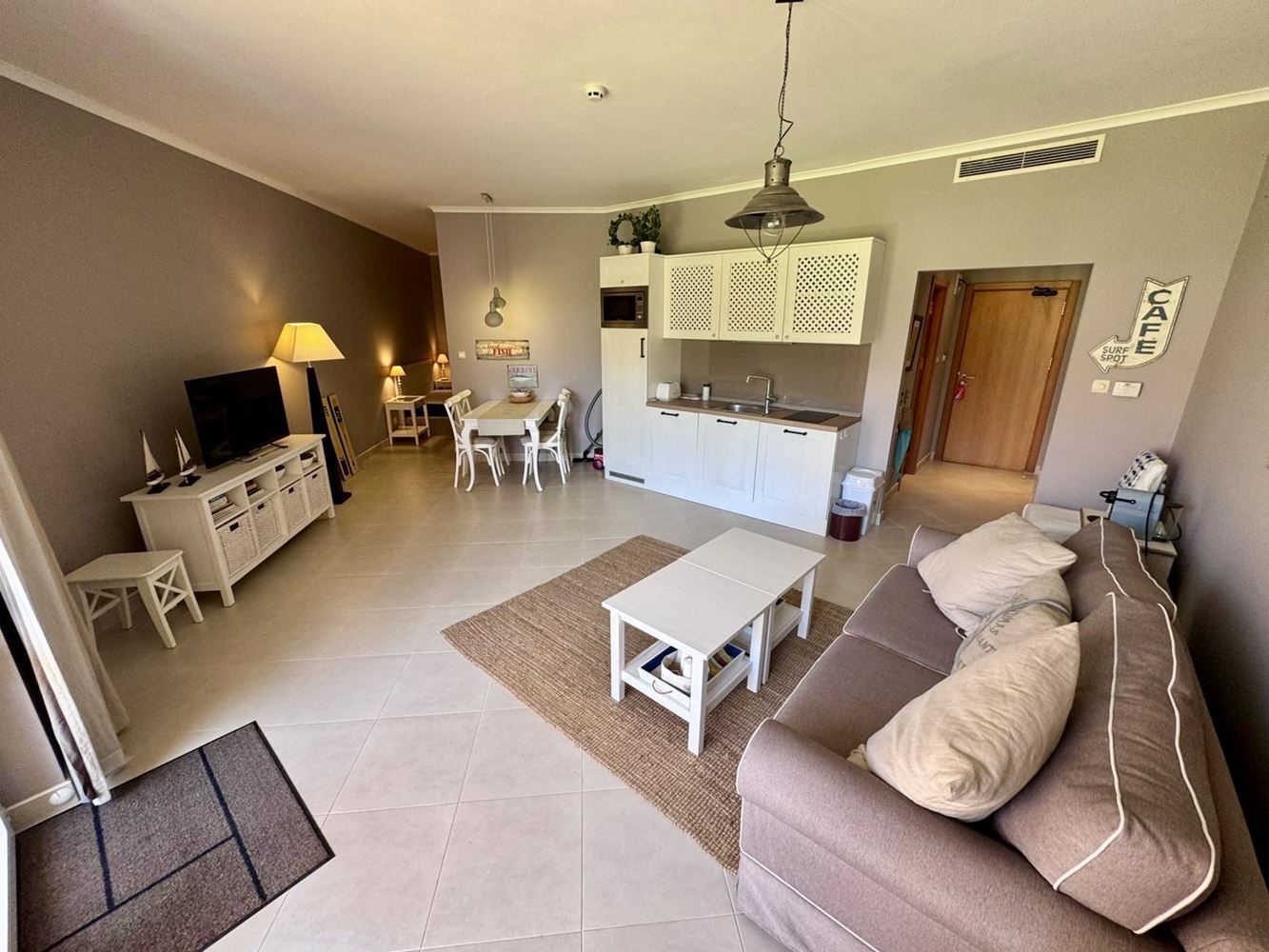  Luksusowe mieszkanie z jedną sypialnią w prestiżowym kompleksie pierwszej linii – komfort, styl i nieskończone udogodnienia