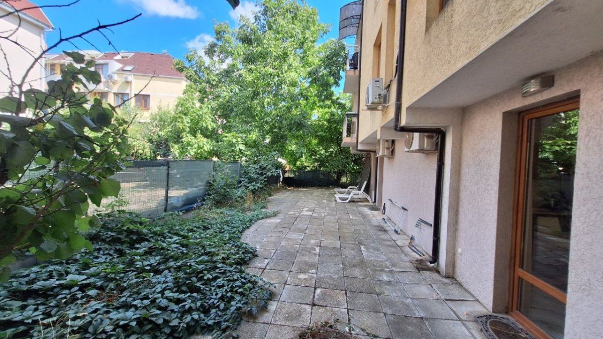 Bez opłaty za utrzymanie – studio na parterze z prywatnym ogrodem 200 m od Południowej Plaży w Rawdzie