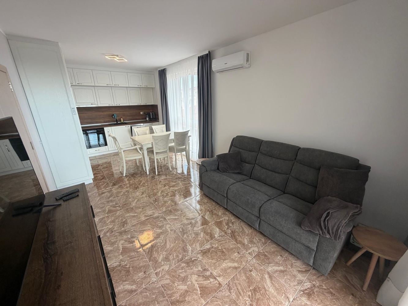 Apartament z 2 sypialniami w nowoczesnym kompleksie z pięknym otoczeniem zieleni w Rawdzie