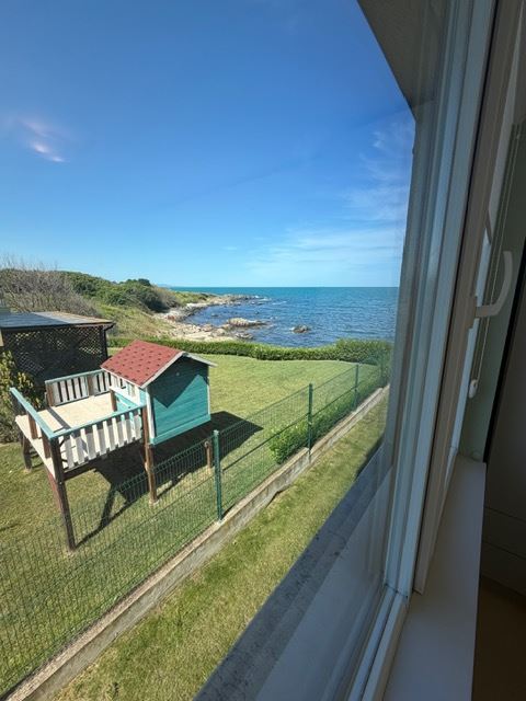 Przestronny apartament z 2 sypialniami w pierwszej linii brzegowej z frontalnym panoramicznym widokiem na morze