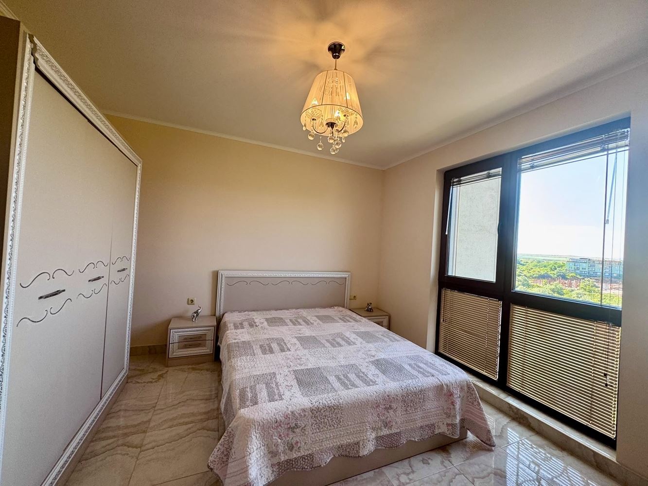 Przestronny trzypokojowy apartament z panoramicznym widokiem na morze w prestiżowym kompleksie w Nesebyrze – komfort, przestrzeń i imponujące widoki