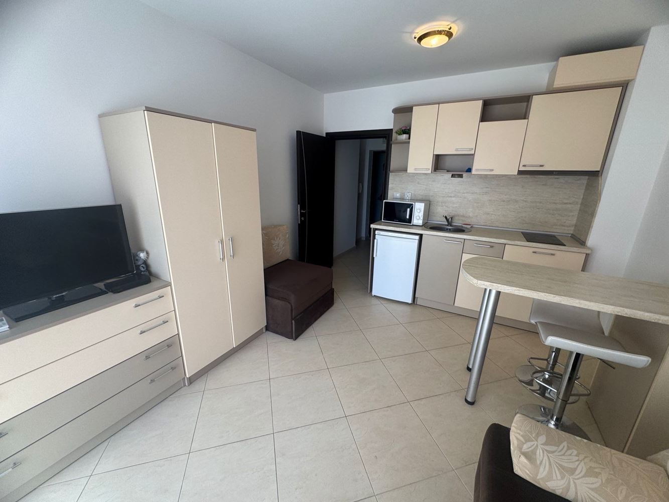 Przytulna w pełni umeblowana kawalerka 300 m od morza w Pomorie – doskonała inwestycja i nieruchomość wakacyjna