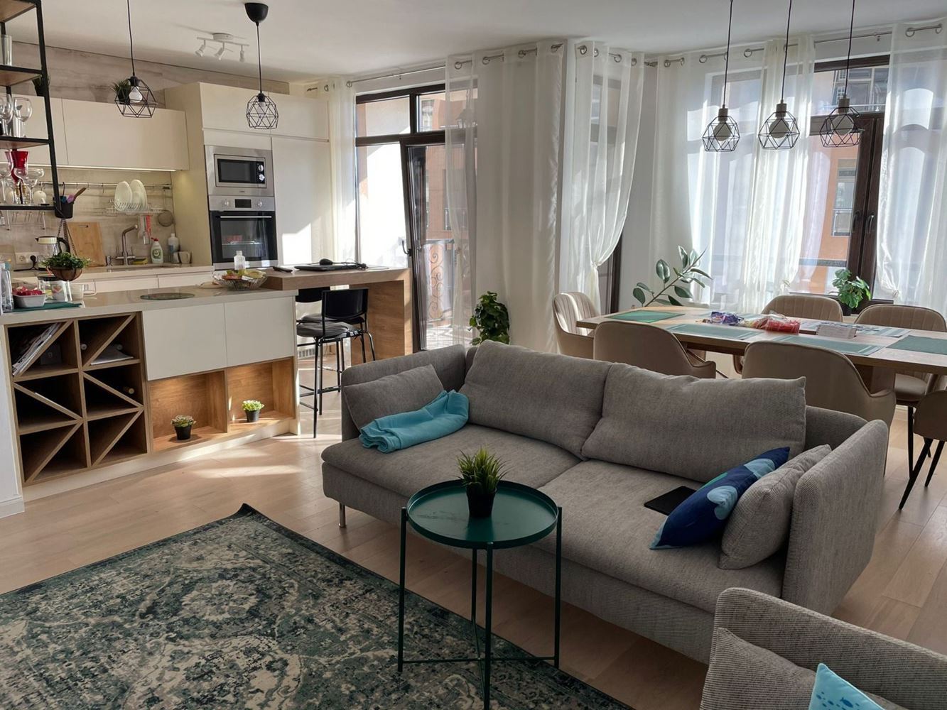 Przestronne pięciopokojowe mieszkanie z panoramą morza w Pomorie – komfort, styl i funkcjonalność dla dużej rodziny