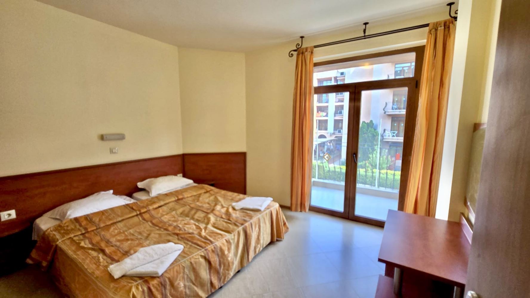 Apartament z jedną sypialnią w pobliżu Cacao Beach z widokiem na basen – gotowe dokumenty i doskonały potencjał inwestycyjny