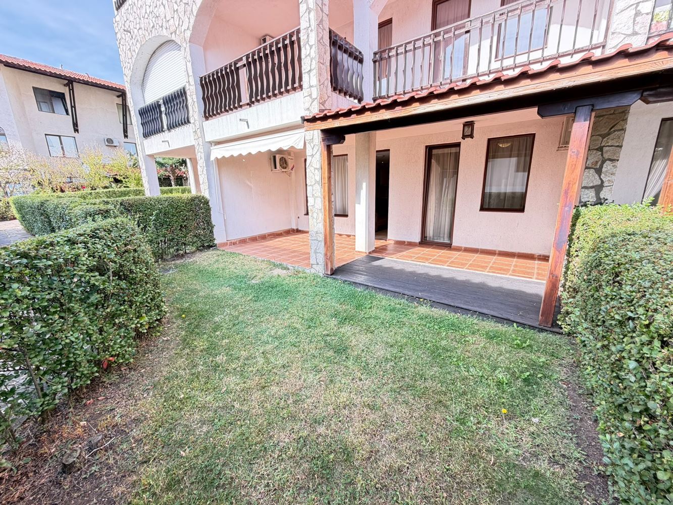 Apartament w pierwszej linii brzegowej z bezpośrednim dostępem do plaży w Sveti Vlas – prywatny ogródek przy apartamencie