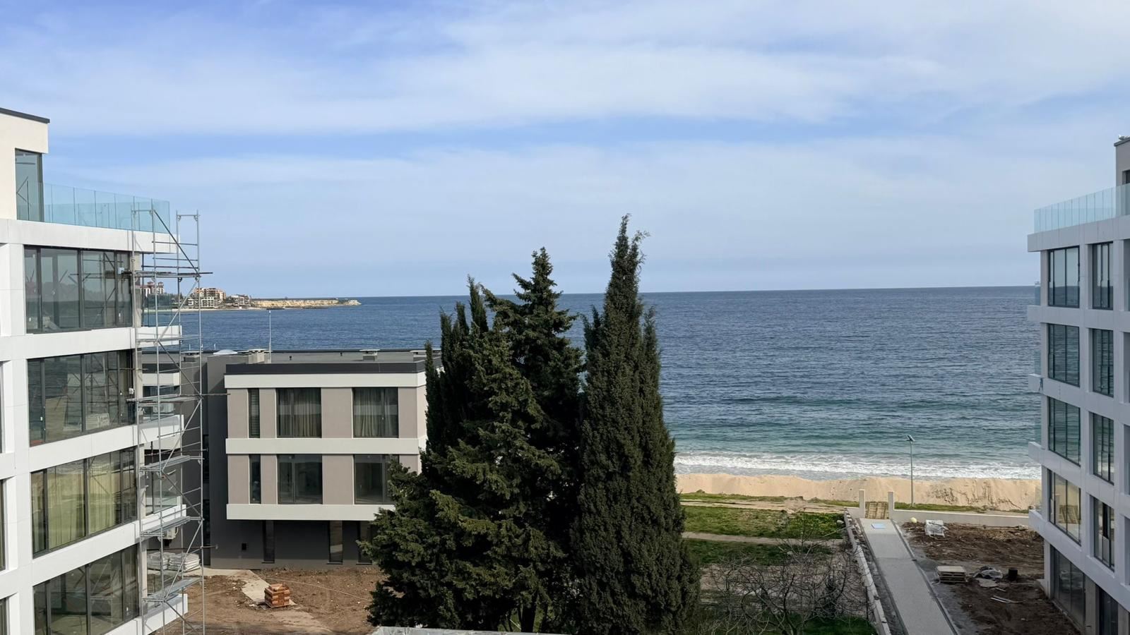 Mieszkanie z jedną sypialnią z bezpośrednim panoramicznym widokiem na morze w Rawdzie – najwyższy komfort i spektakularne widoki z każdego pokoju