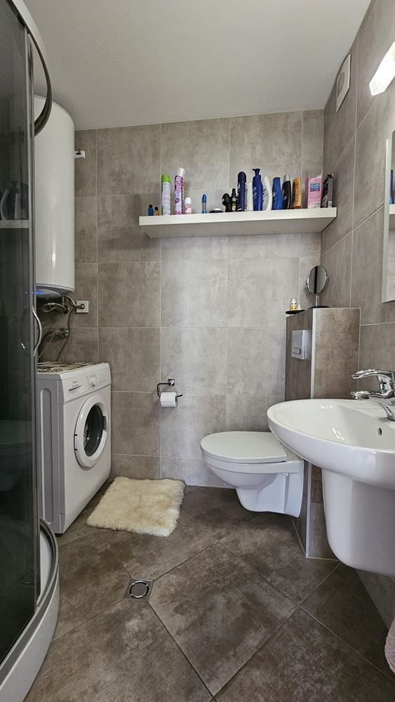Doskonały apartament z jedną sypialnią z niską opłatą za utrzymanie w Słonecznym Brzegu – gotowy do zamieszkania